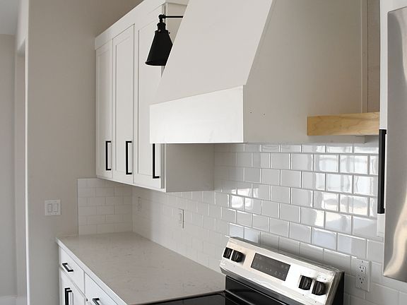 1609 WILLOW LANTANA KITCHEN 2