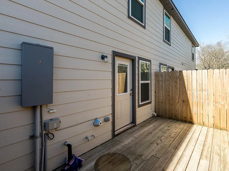 207 N Poplar St #B — Photo 15