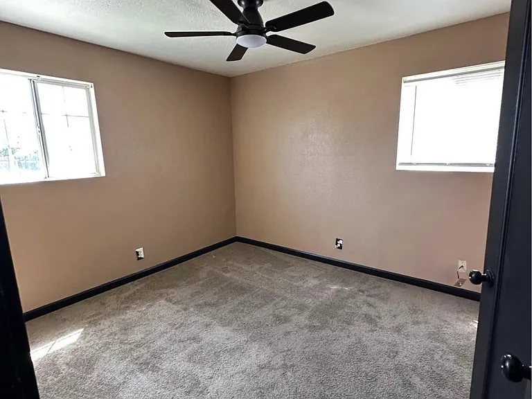 1635 W Fountain Way — Photo 4