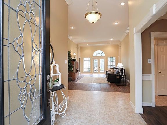 WONDERFUL OPEN FLOOR PLAN - DINING ROOM TO THE RIGHT