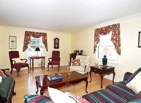 3rd image of 29 Sturbridge Ln