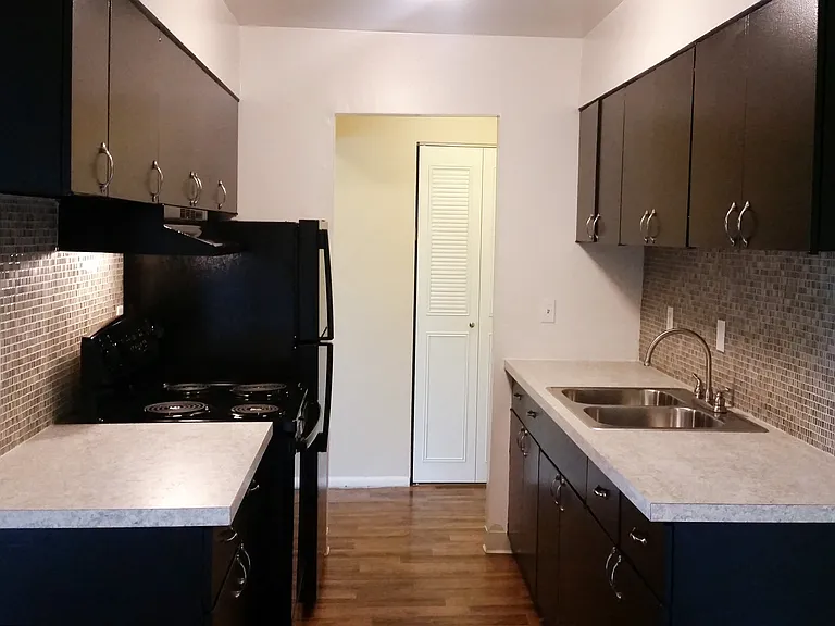 Crown Pointe Apartments — Photo 36
