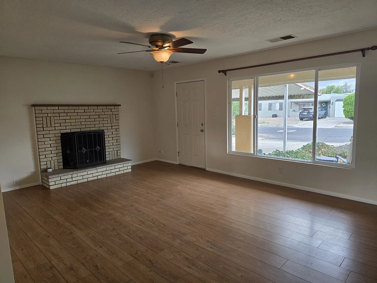 3 bed, 1360 sqft, $2,195 — Photo 4