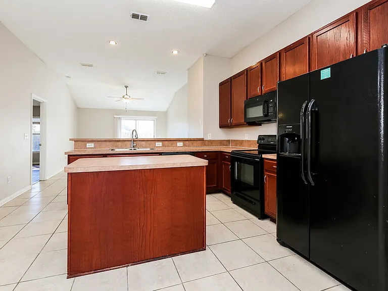 1302 Ardmore St — Photo 6