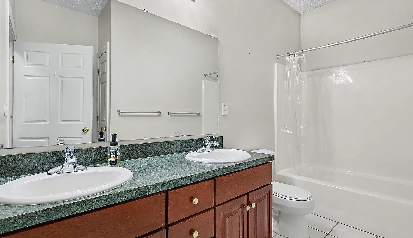 3 bed, 1365 sqft, $2,100 — Photo 3