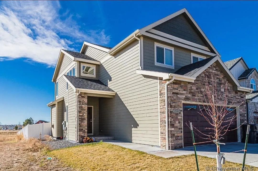 3 bed, 2.5 bath, 2200 sqft, $2,700 — Photo 1
