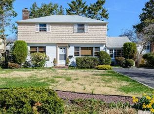 27 Colonial Rd, Port Washington, NY 11050