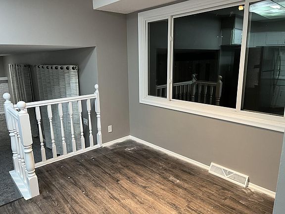 4th image of 14956 Farnam Cir