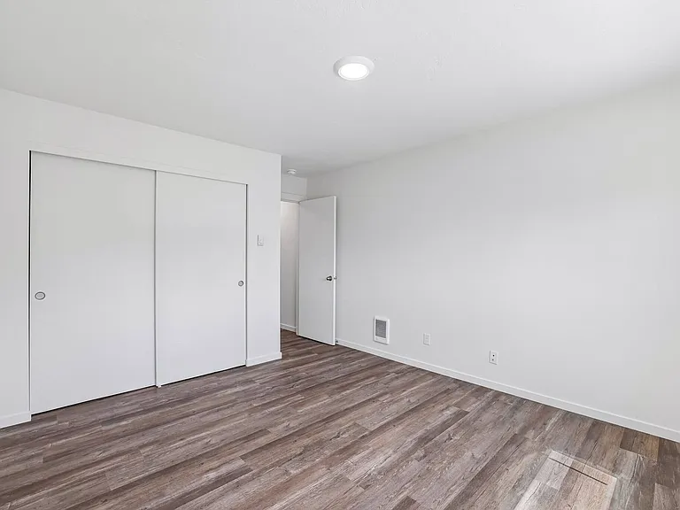 Midland Apartments — Photo 52