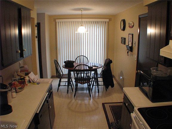 3rd image of 20290 Applewood Ln