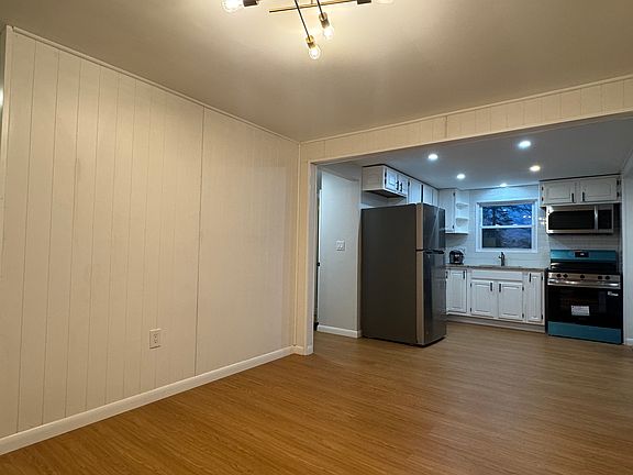 3rd image of 16 Elaine Dr