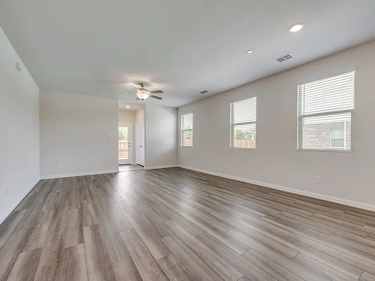 210 Olympus St — Photo 5