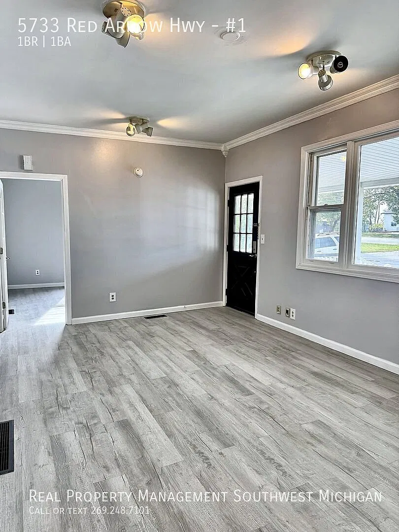 Charming 1-Bedroom Apartment with Large Private Front Porch! — Photo 4