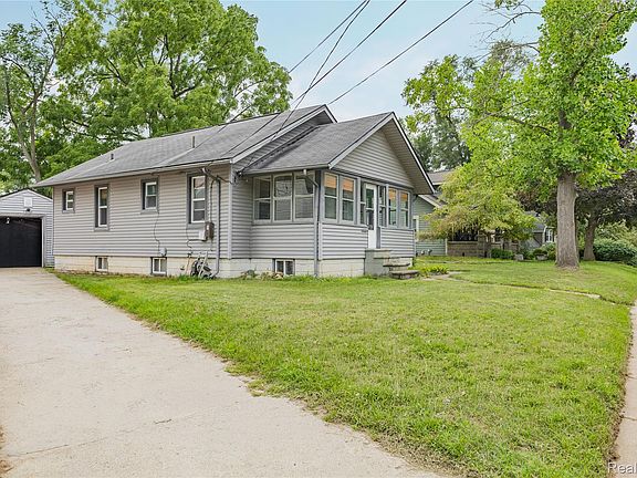 3rd image of 328 Romeo Rd