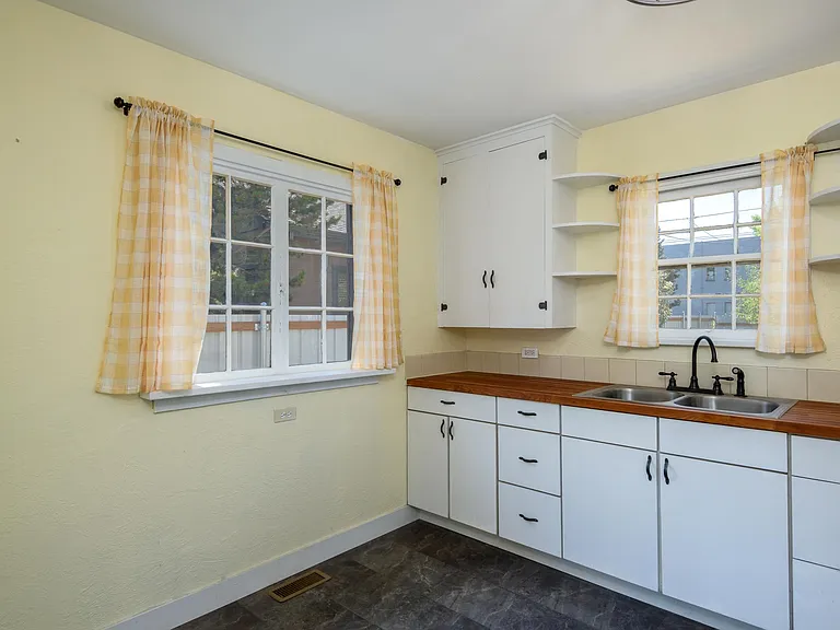 335 NE Kearney Ave — Photo 6