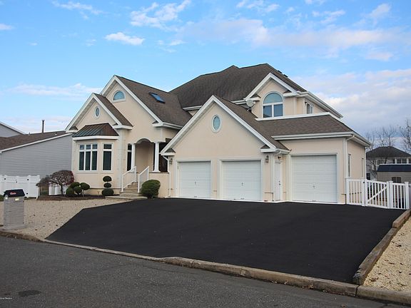 3rd image of 710 Stephanie Ct