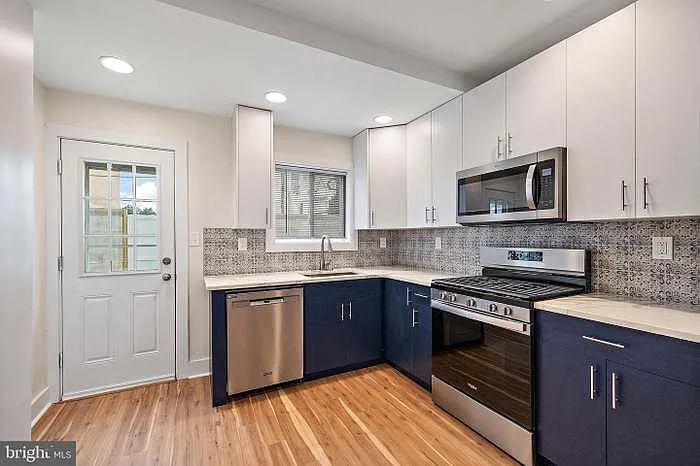 2225 S Rosewood St — Photo 3