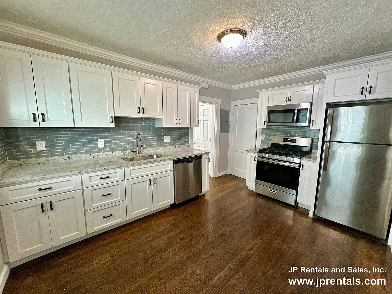 2 bed, 1.0 bath, 800 sqft, $2,500 — Photo 1