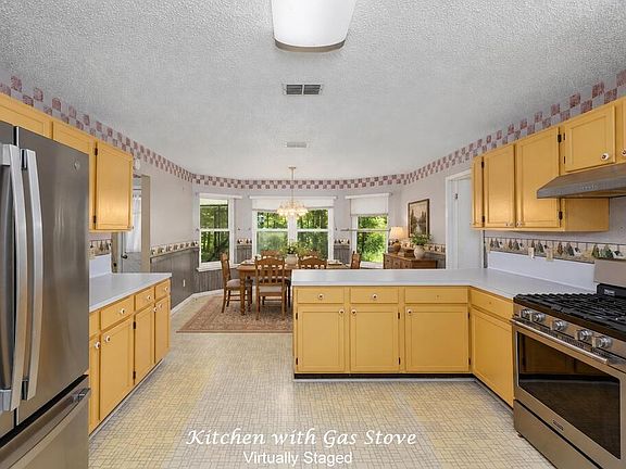 5th image of 133 Oak Hollow Dr