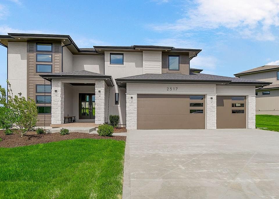 1st image of 2517 NE Woodland Oak Cir