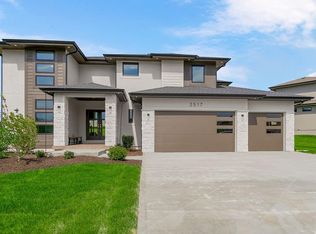 2517 NE Woodland Oak Cir, Lees Summit, MO 64086