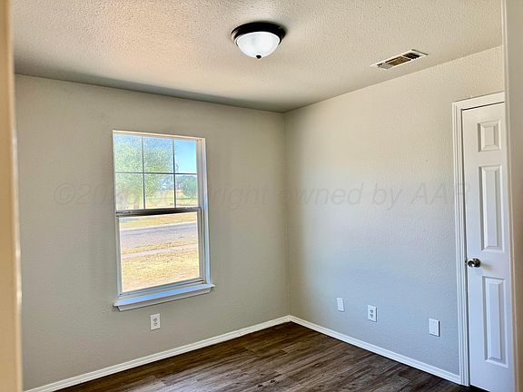 4th image of 2821 Oak Dr