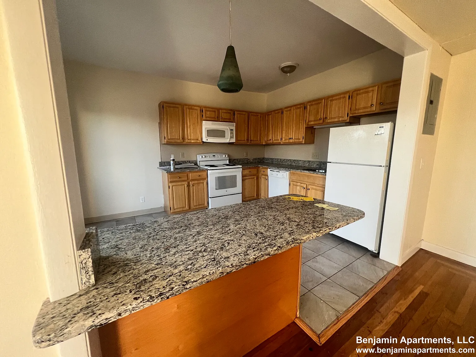 3 bed, 1.5 bath, 999 sqft, $3,900 — Photo 2
