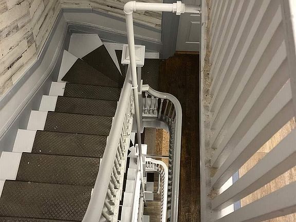 5th image of 51 Elm St