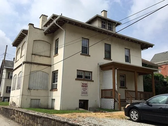 315 W Otterman St — Photo 2