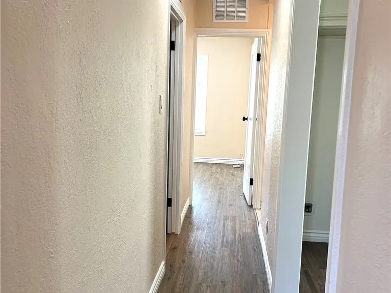 2149 Greenfield Ave — Photo 2