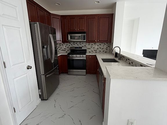 5th image of 32 Lyon Ct