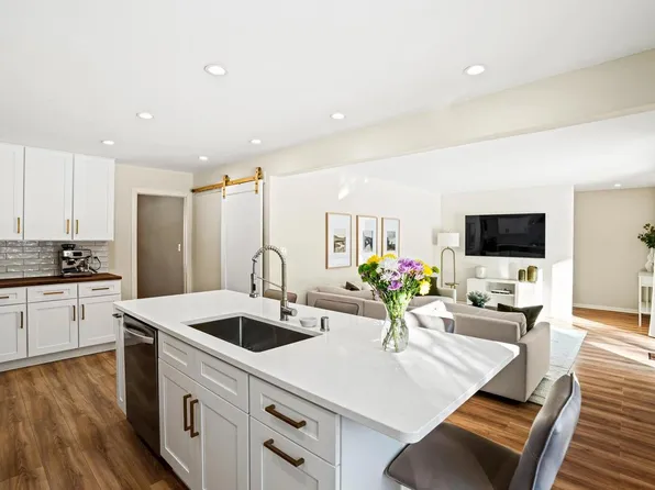 9062 North Lake DRIVE, Bayside, WI 53217