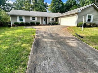 27 Glen Ct, Ellenwood, GA 30294
