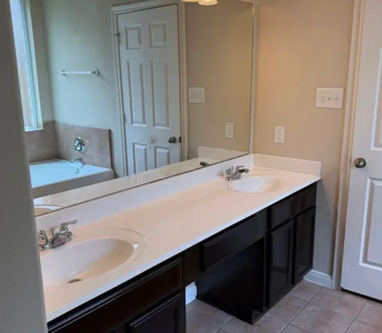 4 bed, 2.5 bath, 2465 sqft, $2,550 — Photo 2