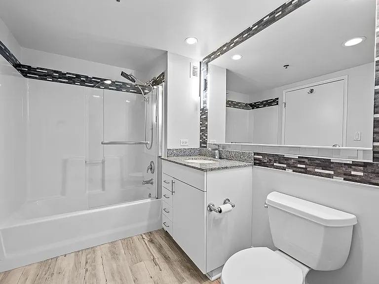 425 W Beech St #804 — Photo 33