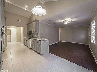 3 bed, 1951 sqft, $2,200 — Photo 4