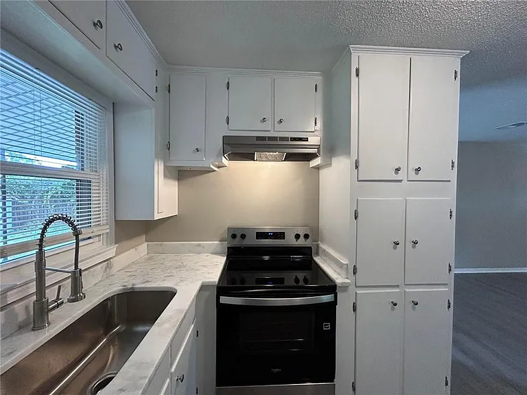 506 Seville Dr — Photo 13