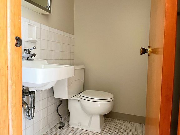 5th image of 33 Oakridge Dr