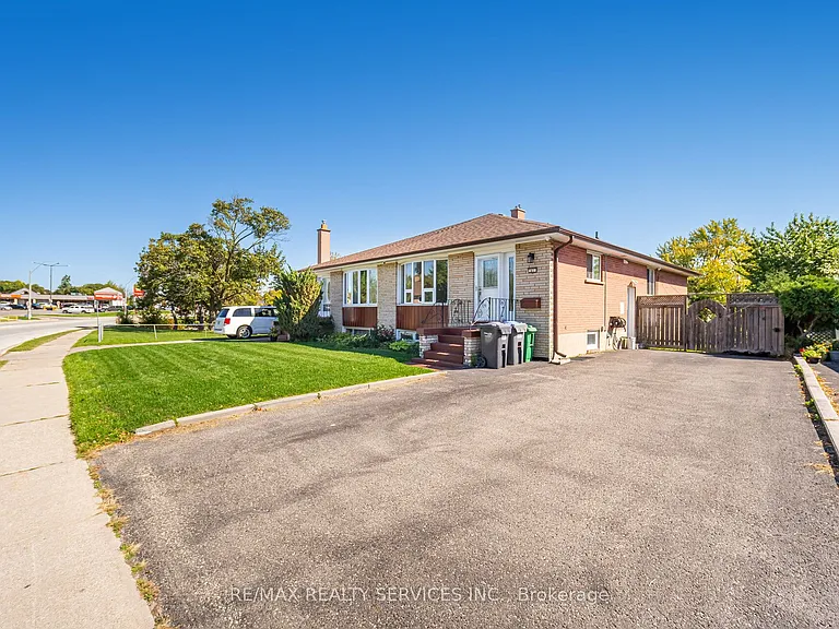 61 Avondale Blvd — Photo 5