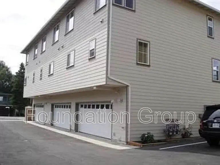 150 S 152nd St #B — Photo 21