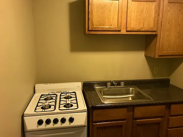 Hickman Plaza Apartments / 915 E. Elm Street — Photo 18