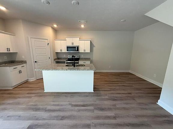 4th image of 411 Bay Meadows Drive