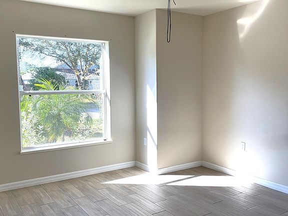 4th image of 458 Alison St