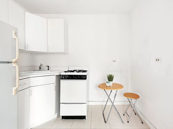 3rd image of 77 Fulton St APT 21A