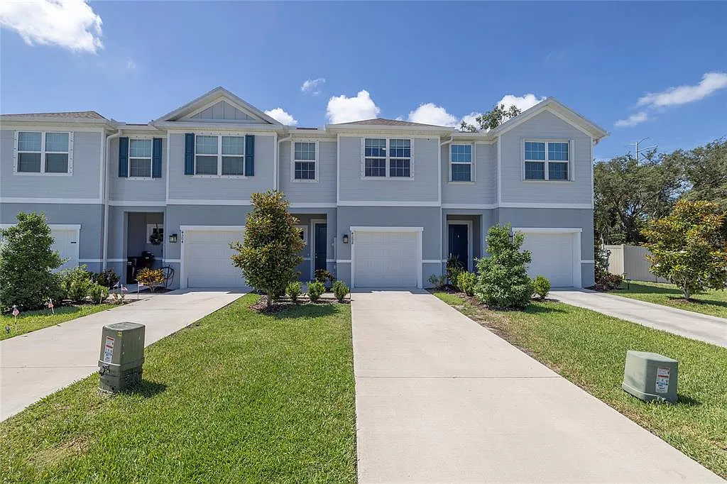 3 bed, 2.5 bath, 1674 sqft, $1,995 — Photo 1