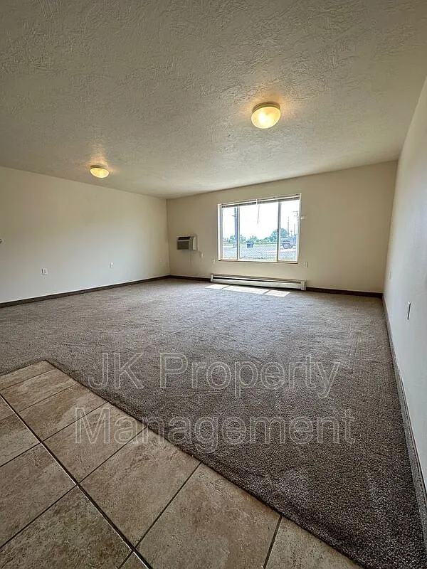 3 bed, 2.0 bath, 1000 sqft, $1,295 — Photo 2