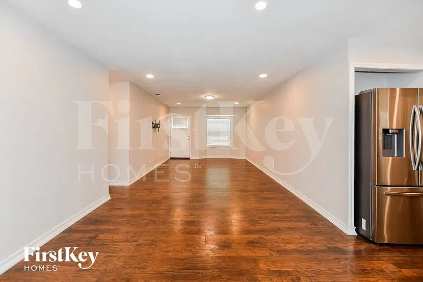 3 bed, 2.0 bath, 1285 sqft, $2,095 — Photo 2