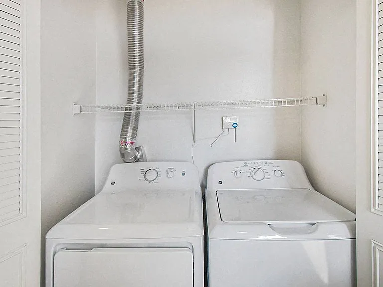 Brentwood Park Apartments — Photo 82