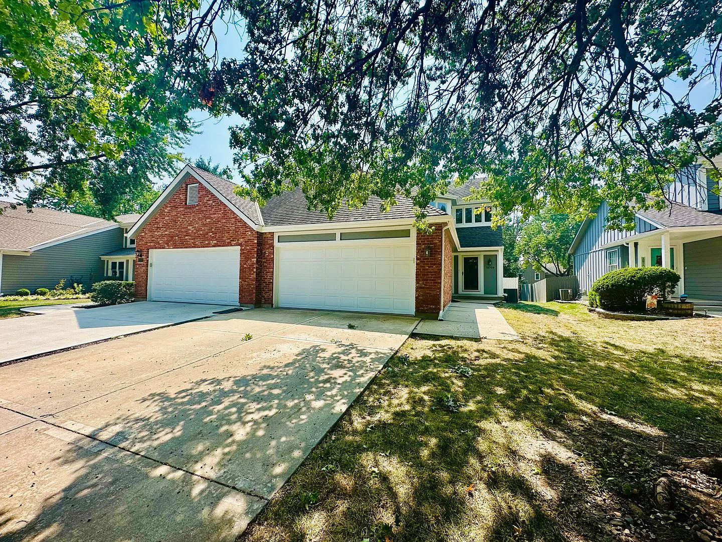  10709 Spacious Overland Park Duplex + Two Car Garage + Finished Basement — Photo 1