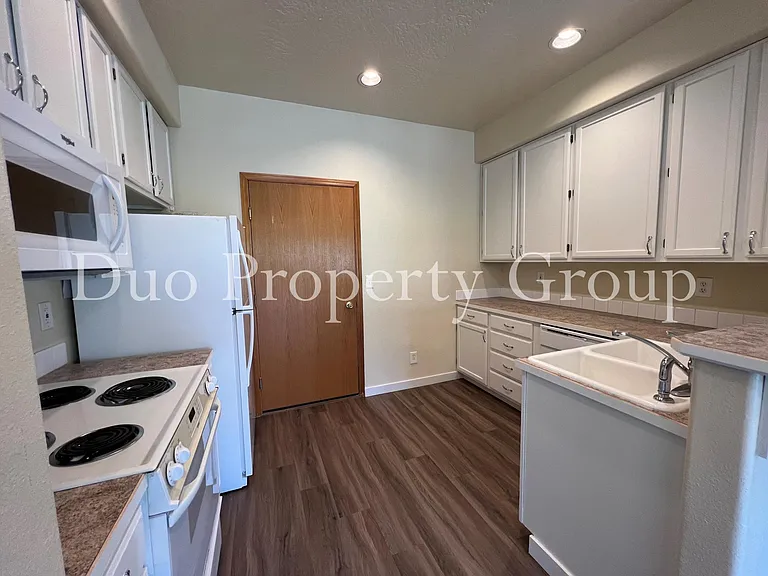 611 S 41st Ct — Photo 7